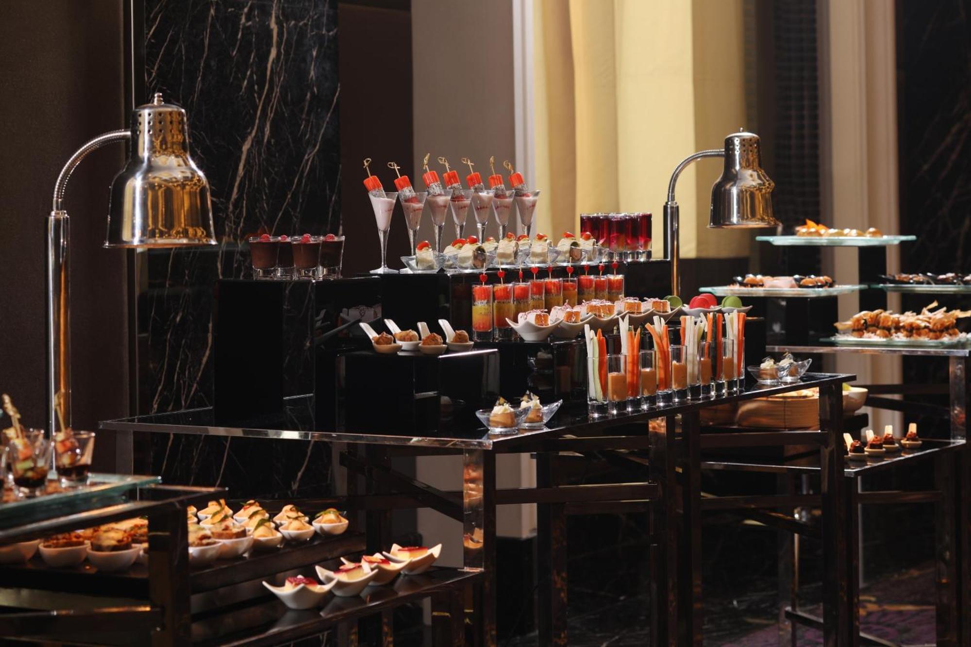 The Majestic Hotel Kuala Lumpur, Autograph Collection Buitenkant foto A buffet at a hotel