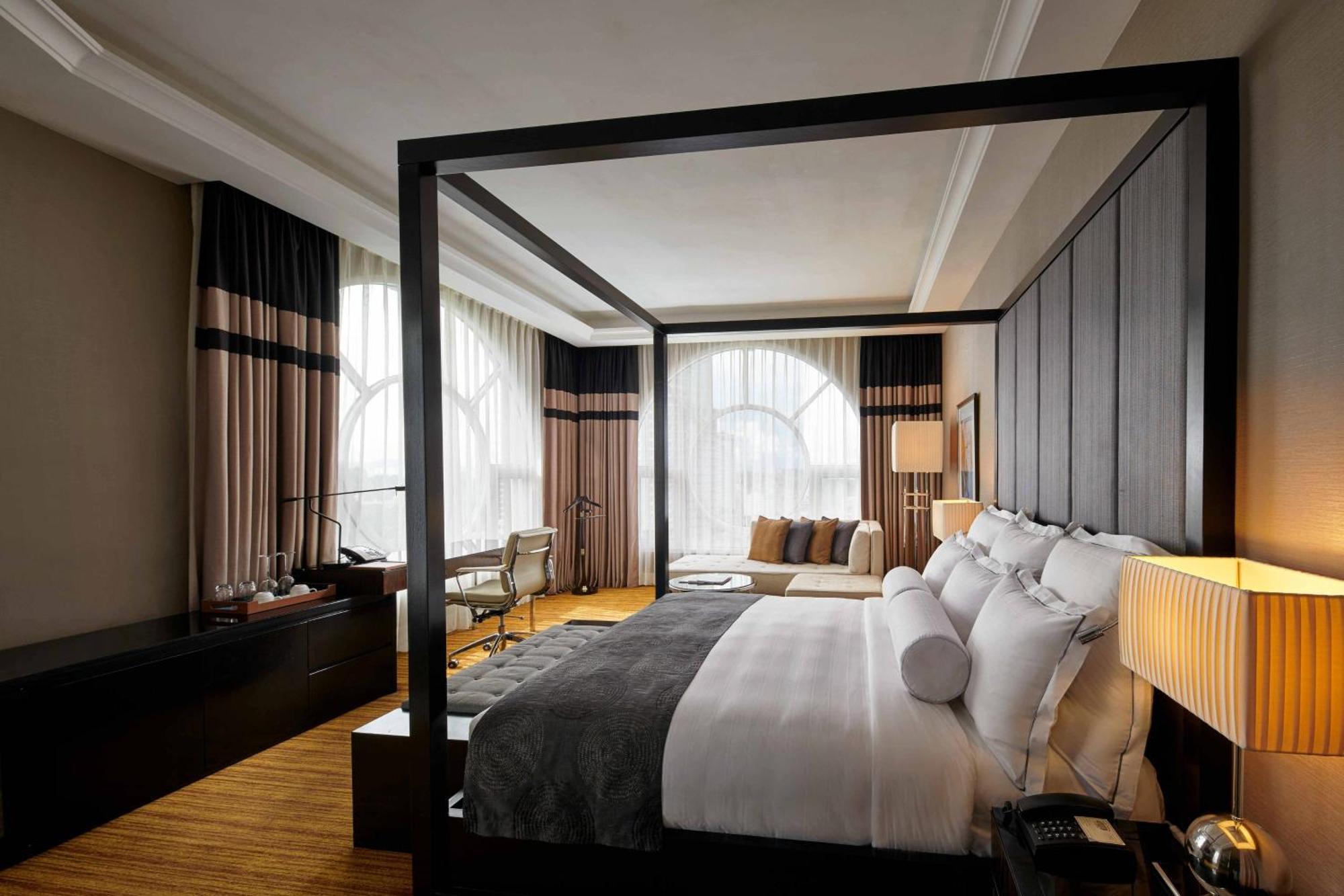 The Majestic Hotel Kuala Lumpur, Autograph Collection Buitenkant foto A bedroom at the Mandarin Oriental, Munich