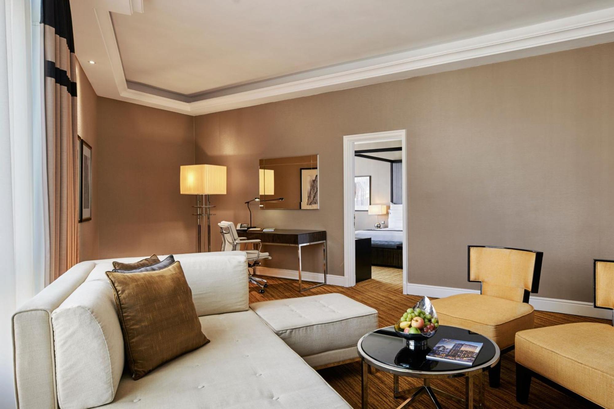 The Majestic Hotel Kuala Lumpur, Autograph Collection Buitenkant foto A suite at the Mandarin Oriental, Munich