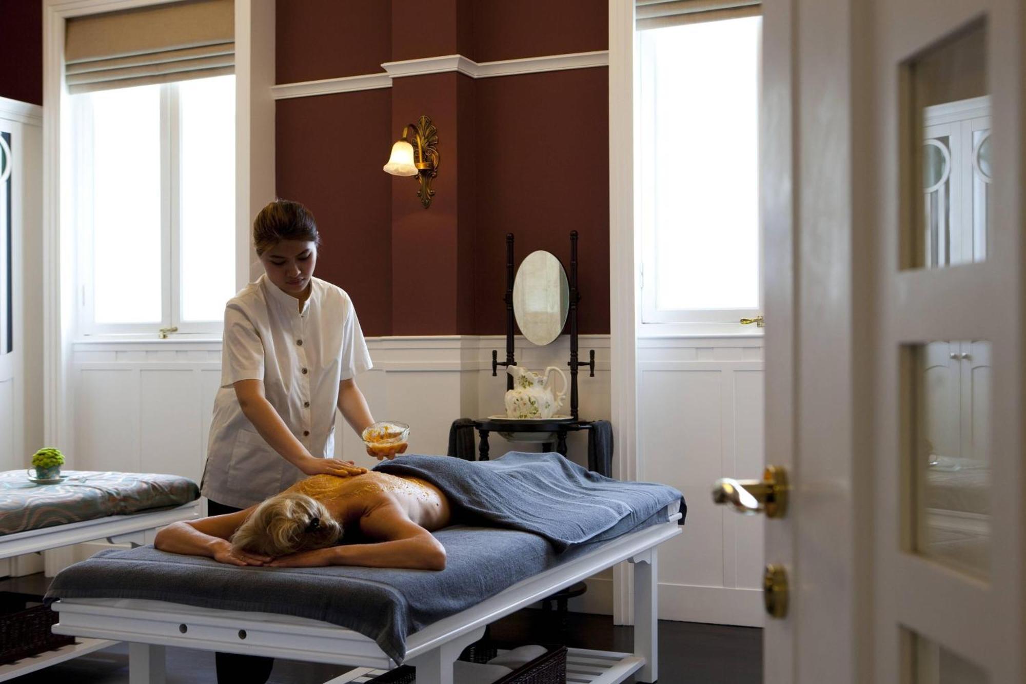 The Majestic Hotel Kuala Lumpur, Autograph Collection Buitenkant foto A massage therapist at work